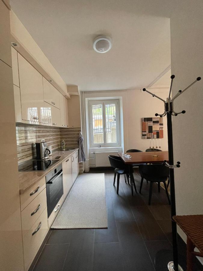 Appartement Luna Avec Parking Couvert Prive Le Locle Eksteriør billede